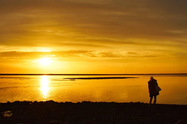 Μια Σιλουέτα Ανθρώπων Που Απολαμβάνουν Μαγευτικό Ηλιοβασίλεμα Του Θαλασσινού Τοπίου — Φωτογραφία Αρχείου