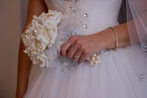 Крупный План Свадебного Букета Руке Невесты — стоковое фото