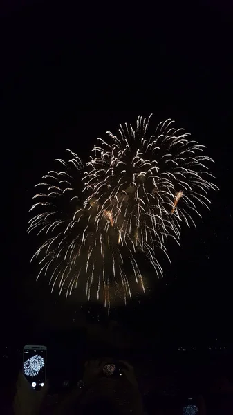 Tiro Vertical Telefone Capturando Céu Brilhante Noite Com Belo Fogo — Fotografia de Stock