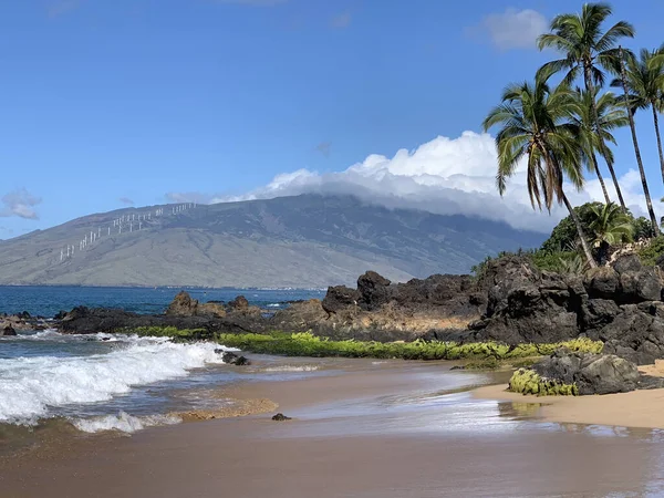 Vista Mar Con Palmeras Derecha Montaña Con Nubes Fondo Maui —  Fotos de Stock
