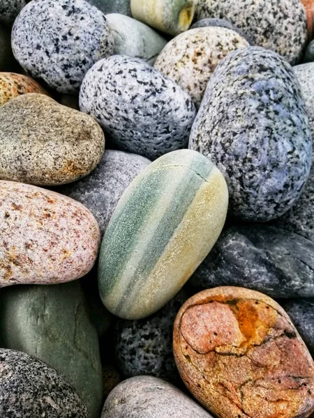 Primer Plano Vertical Montón Piedras Colores Una Playa Molen Noruega — Foto de Stock