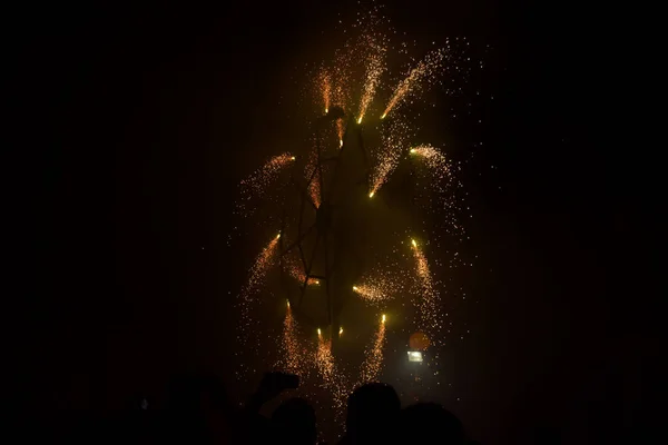 Birzebbuga Malta Aug 2015 Vuurwerk Grond Gemechaniseerd Vuurwerk Metalen Frame — Stockfoto