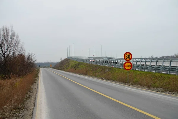 제한이 안개낀 아래에서 표지를 지우지 아스팔트 고속도로 — 스톡 사진