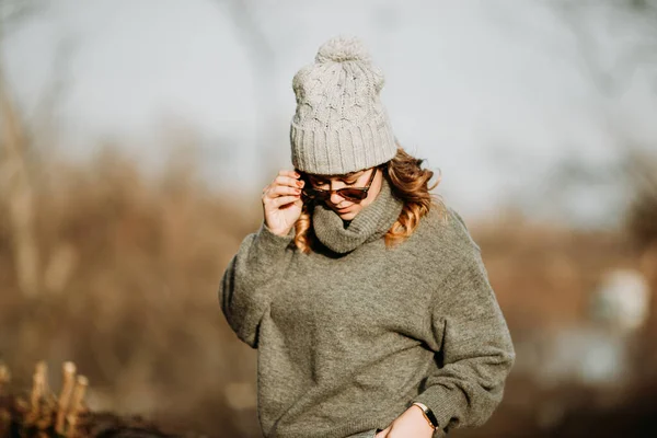 Una Foto Selettiva Una Giovane Donna Che Indossa Maglione Grigio — Foto Stock