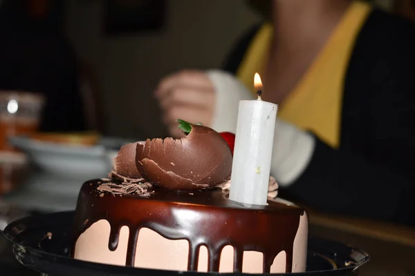 Tiro Foco Seletivo Bolo Gotejamento Com Ganache Chocolate Bagas Frescas — Fotografia de Stock