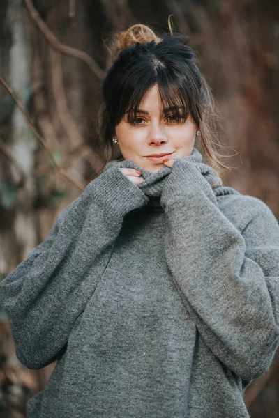 터틀넥 스웨터를 여자의 — 스톡 사진