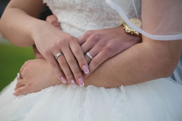 新郎新娘牵着手的特写镜头 — 图库照片