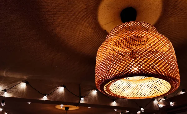Een Lage Hoek Shot Van Decoratieve Lampenkap Een Plafond — Stockfoto