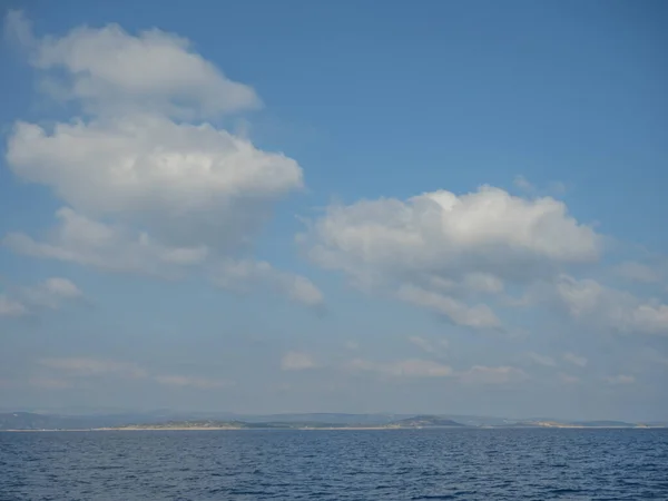 Een Prachtige Blauwe Lucht Met Witte Wolken Boven Een Kalme — Stockfoto