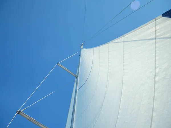 Enfoque Selectivo Los Polos Tela Blanca Barco Navega Contra Cielo — Foto de Stock