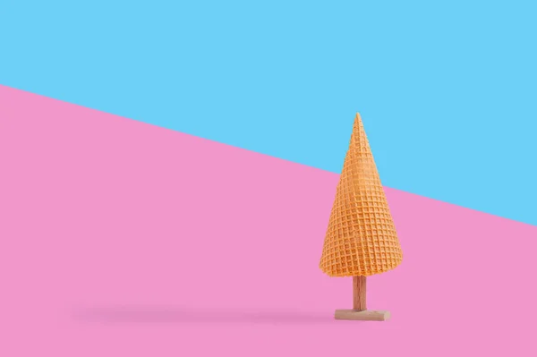 Concepto Creativo Con Cono Helado Como Árbol Navidad Sobre Fondo —  Fotos de Stock