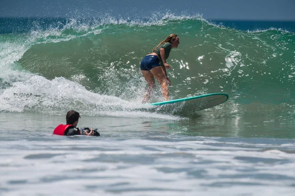 Varkala India Mrt 2020 Een Mannelijke Fotograaf Probeert Surfer Actie — Stockfoto