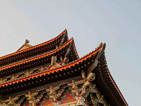 Plano Bajo Ángulo Templo Budista Histórico Bajo Cielo Brillante —  Fotos de Stock