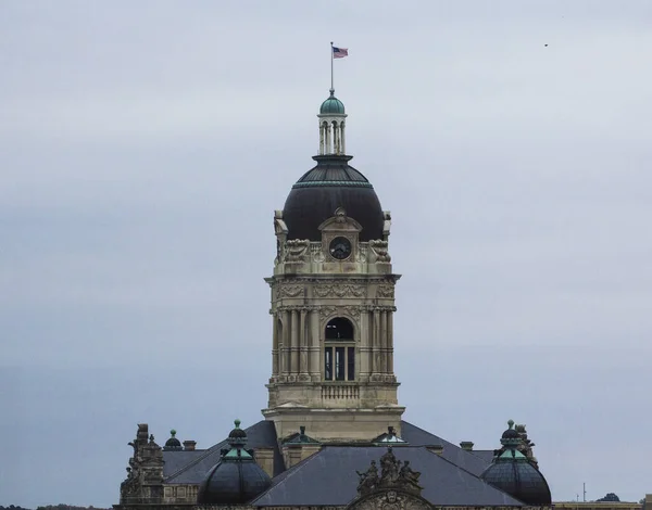 インディアナ州エバンズビルのヴァンダーバーグ郡庁舎の上部は曇った空に対して — ストック写真