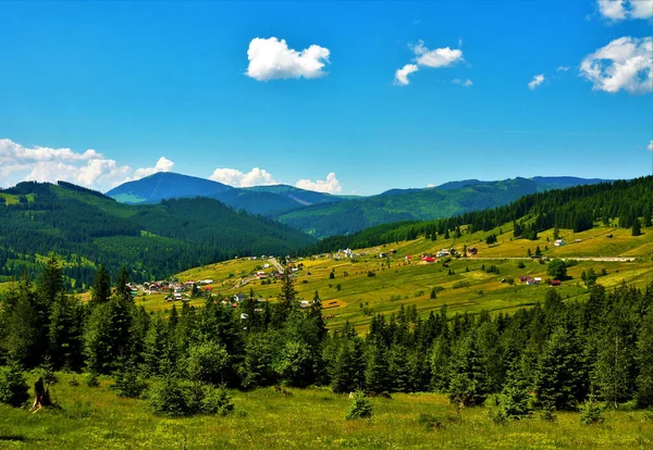 Una Vista Sul Paesaggio Una Catena Montuosa Vicino Villaggio Romania — Foto Stock