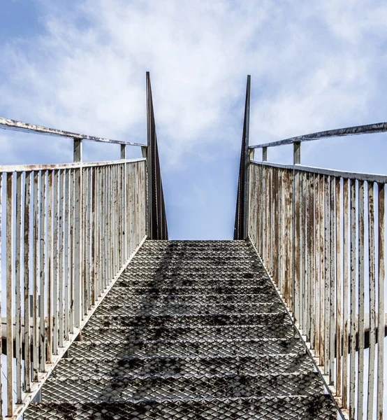 Paslı Merdivenlerin Alçak Açılı Görüntüsü — Stok fotoğraf