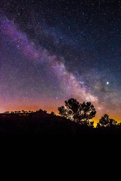 Eine Schöne Aufnahme Der Milchstraße Über Einem Hügel Mit Bäumen — Stockfoto