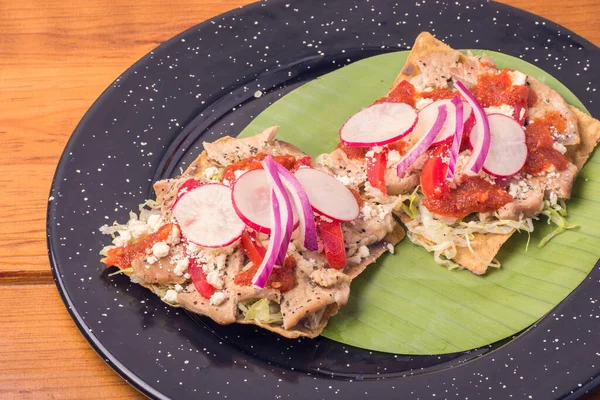 Close Uma Tradicional Torrada Comida Gourmet Mexicana Com Molho Prato — Fotografia de Stock