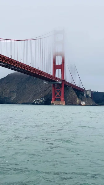 Uma Vista Baixo Ângulo Bela Ponte Golden Gate Dia Ensolarado — Fotografia de Stock