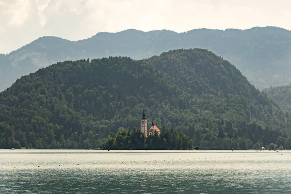 Lenyűgöző Kép Egy Kastélyról Bled Tónál Szlovéniában Hegyekkel Erdőkkel Körülvéve — Stock Fotó