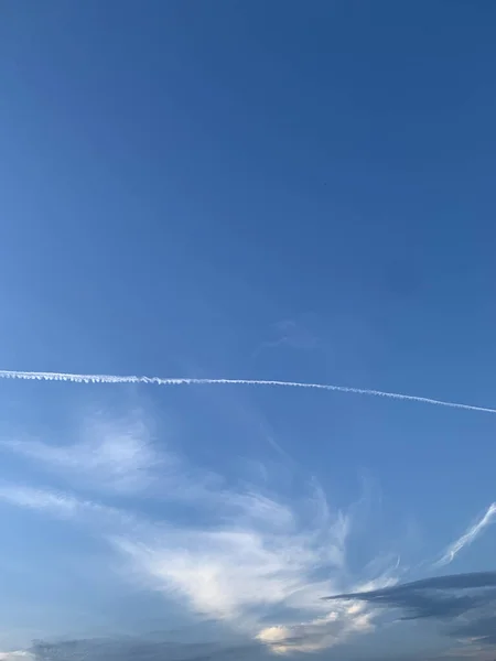 Tiro Vertical Faixas Avião Céu Azul Durante Dia Ensolarado — Fotografia de Stock