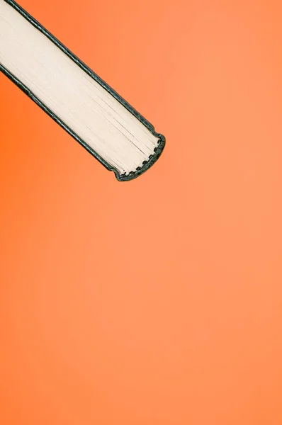 Top View Närbild Gammal Bok Med Mörkgrön Omslag Isolerad Orange — Stockfoto
