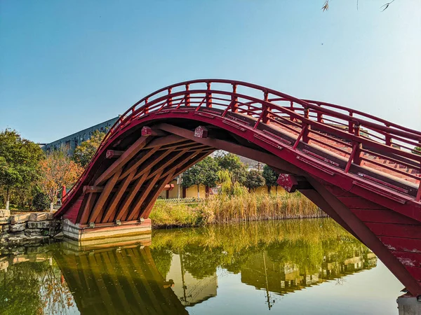 Eine Schöne Aufnahme Einer Gartenbrücke — Stockfoto