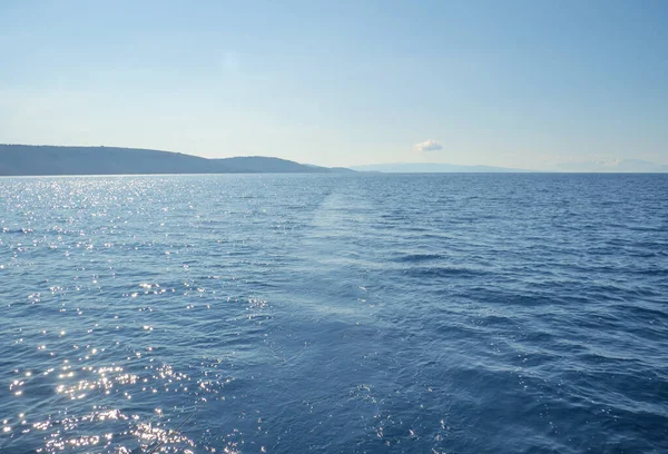 Oceano Calmo Con Acqua Scintillante Una Montagna All Orizzonte — Foto Stock