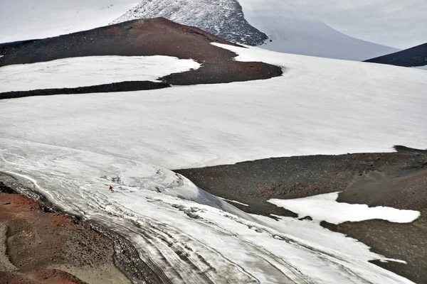 Kırsal Kesimdeki Kar Örtülü Dağların Güzel Bir Kış Manzarası — Stok fotoğraf