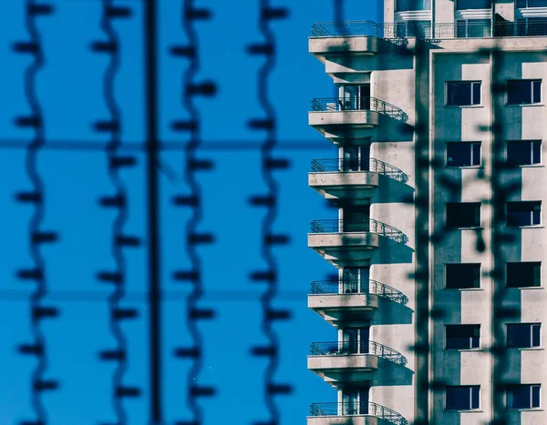 Edificio Visto Attraverso Una Finestra Con Luci Arco — Foto Stock