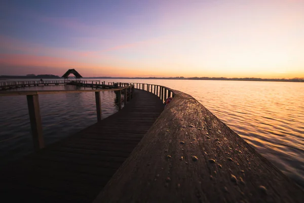 Pohled Krásný Východ Slunce Dřevěné Promenády Hemmelsdorfer See Jezero — Stock fotografie