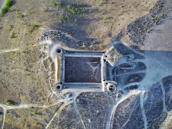 Una Ripresa Aerea Antico Castello Rovina Mezzo Campi Coltivati — Foto Stock