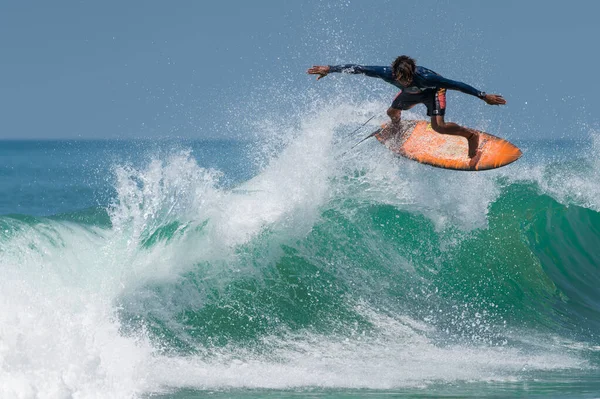 Varkala India Března 2020 Indický Mužský Surfař Převrátí Obrovskou Vlnu — Stock fotografie