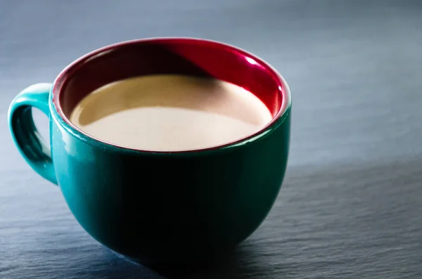 Eine Grüne Tasse Tee Mit Milch — Stockfoto