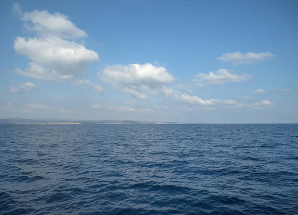 Een Kalme Oceaan Met Glinsterend Water Onder Een Bewolkte Hemel — Stockfoto