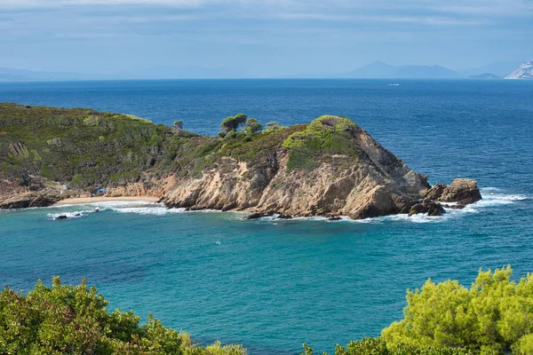 Tiro Majestoso Uma Costa Gramada Uma Vista Calma Seascape Praia — Fotografia de Stock