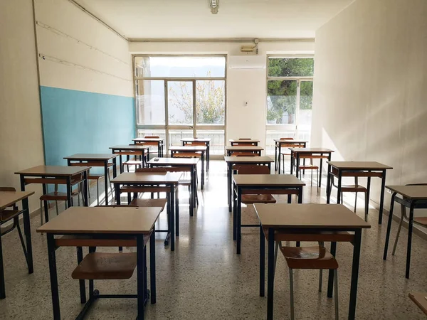 Une Salle Classe Lumineuse Vide Avec Des Bureaux Sans Élèves — Photo