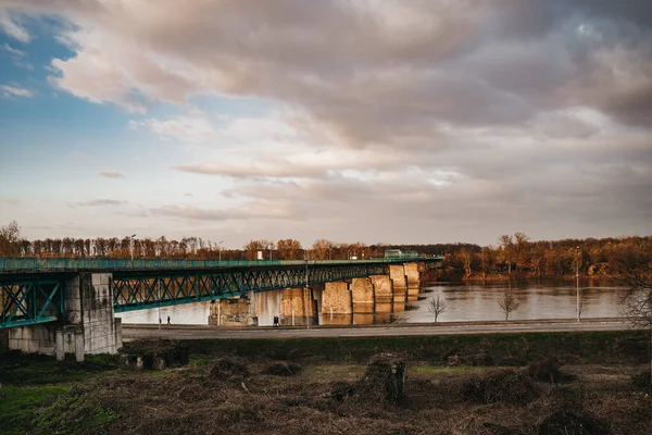 Pont Vert Sur Rivière Avec Des Colonnes Briques Sous Les — Photo