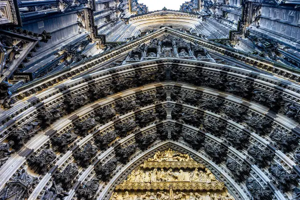 Németországi Kölni Katedrális Bejáratáról Készült Alacsony Szögű Felvétel — Stock Fotó