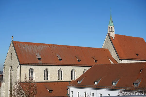 Restaurovaná Historická Budova Dlaždicovými Střechami — Stock fotografie