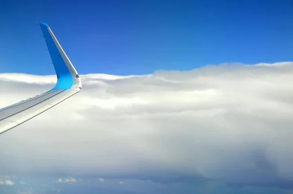 青空の中で壮大な形の雲の空中ショット — ストック写真