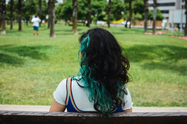 一个有着蓝绿色斑纹的女性的背影 — 图库照片