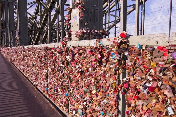 Many Colorful Locks Bridge Daytime — Stock Photo, Image