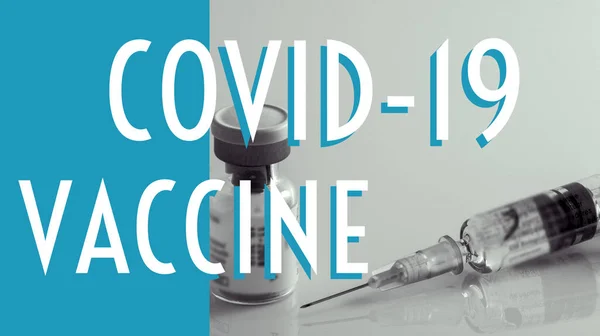 Egy Fecskendőtű Közelsége Ampullával Asztalon Rajta Egy Covid Vaccine Felirattal — Stock Fotó
