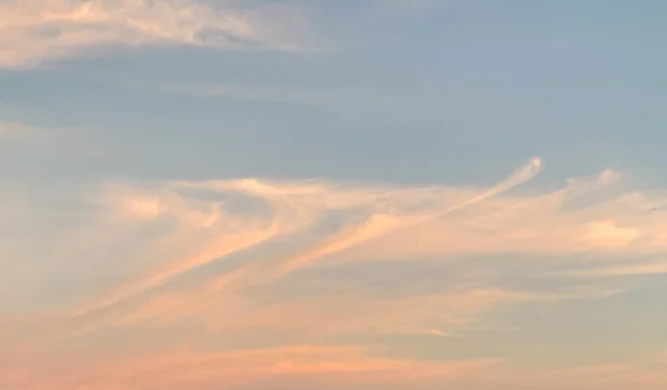 Eine Flache Aufnahme Eines Sanft Blauen Himmels Während Des Sonnenuntergangs — Stockfoto
