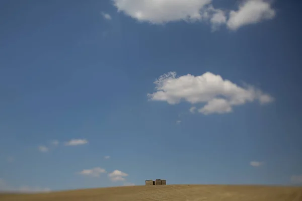 Zemědělská Pole Pod Modrou Oblačnou Oblohou — Stock fotografie
