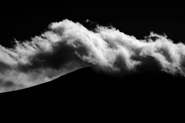 Eine Schöne Graustufenaufnahme Von Wolken Die Über Den Bergen Schweben — Stockfoto