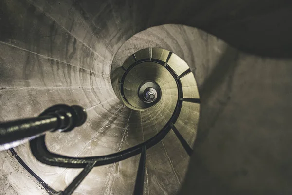 Спиральная Лестница Снизу — стоковое фото