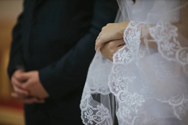 Крупный План Жениха Невесты Стоящих Рядом Церкви — стоковое фото