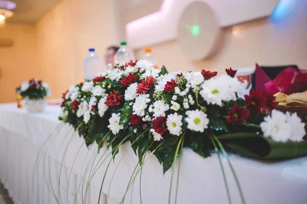 Μια Όμορφη Διακόσμηση Λουλουδιών Για Ένα Γαμήλιο Τραπέζι Νεόνυμφων — Φωτογραφία Αρχείου